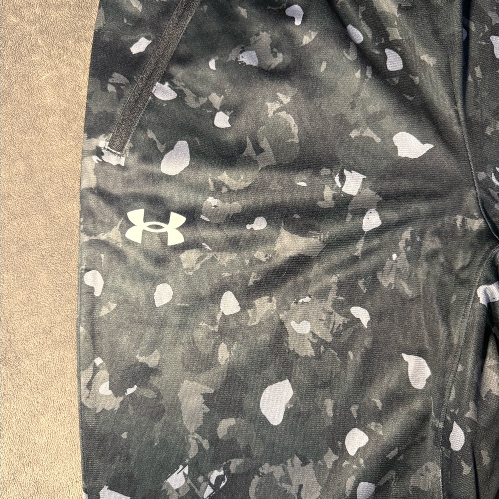 NWT Under Armour Kids XL Black and Gray Camo Joggers - Picture 2 of 7
